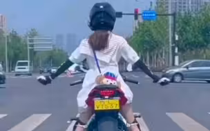 当机车小姐姐遇鸣笛，一个动作让人爱了！