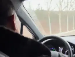 爸爸串亲戚太困差点秒睡，女儿灵魂拷问：爸你为啥闭眼开车？！“爸爸似睡非睡 如睡”。