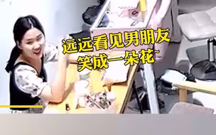情侣吵架，男友捧花上门道歉，女生假装还在生气，网友直呼太甜蜜 同款女朋友~