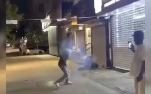 恐怖！美国男子向流浪老人投掷爆竹