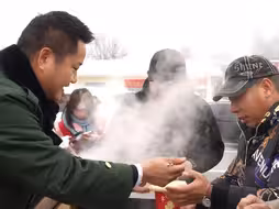 带着一口锅，湖北一副局长到高速口为滞留司乘送热水、煮泡面