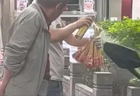 贵州一烤肉店给肉串喷漆？官方：已立案调查，涉案商家已停业整顿