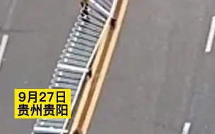 外卖小哥抬倒塌护栏5分钟没抬起来，正准备走时他们及时赶来了