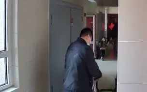 女子因成为“小阳人”居家隔离，邻居们连续多日给她送来各种物资