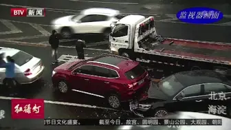 雪天驾驶不谨慎，四车相撞受损严重