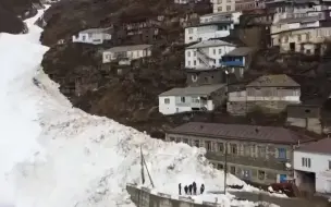 俄罗斯一村庄遭雪崩突袭之后，道路两旁筑起高达18米雪墙