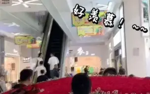 “心”都碎了！送女友的巨型玫瑰心碎一地