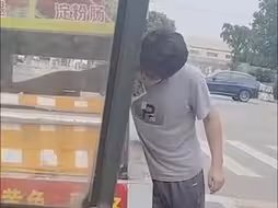 17岁儿子不想学习，妈妈带他出去摆摊吃苦，没想到十天卖了一万块