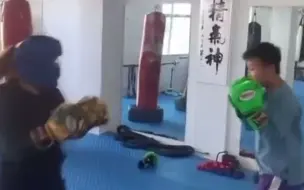 妈妈心血来潮陪学散打儿子练习，儿子不按套路出牌一拳打脸！网友：一拳唤醒暴躁老妈