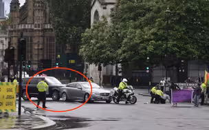 路遇抗议者拦截 英首相座驾遭后车追尾撞出大坑