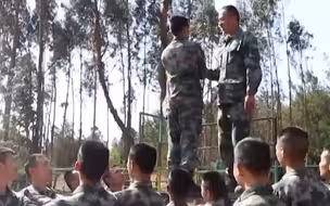 这就是新兵和老兵的差距！新兵下连第一课遇突发自乱阵脚