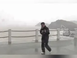 上海临港进入台风贝碧嘉十级风圈 现紫红色天空  多地提醒居民非必要不外出 台风十级风圈雨点像石子砸脸