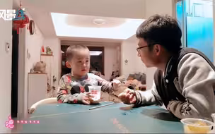 萌娃跟爸爸吃冰激凌聊到变老开始抹泪，哽咽中懂事举动看哭网友