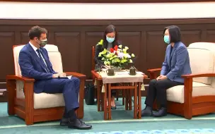 蔡英文借澳大利亚葡萄酒蹭热度，岛内网友酸：又想当“送财童子”