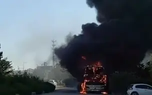 危险！山东东营一客车自燃 现场火势猛烈并伴有爆炸声
