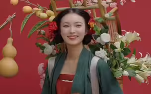 西湖边的“卖花姑娘”回应意外走红：我不火，火的只是传统文化而已