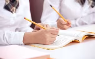 北京义务教育学校不得使用境外教材，中小学不统一推荐教辅材料