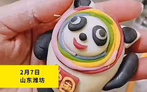 妈妈和孩子费劲做冰墩墩馒头 结果爸爸回家 就着咸菜把冰墩墩吃了