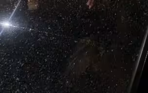 车窗被爆竹炸碎，肇事者塞进了300块，车主：哭笑不得先发个视频…