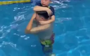 男孩学游泳高喊“兄弟救救我”，“全部家产都给你”