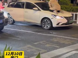 网约车落下乘客手机不归还，男子按定位追查车辆跪在车头盖责骂司机：小偷！
