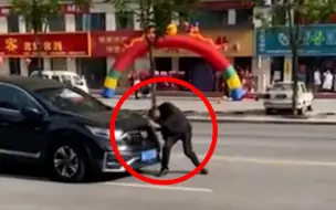 男子马路上频繁用头部撞车，民警：患有精神疾病