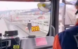消防员出警途中偶遇妈妈，因有任务在身没能下车帮忙，喊一声妈后他选择了沉默