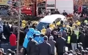 外卖小哥被卷入车底，路人齐聚抬车救人！