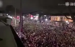美国上万球迷聚集庆祝夺冠 现场拥挤不堪多人不戴口罩