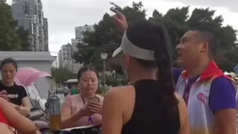 大妈们的广场舞音响声太大，遭到附近居民投诉，志愿者劝阻遭拒绝