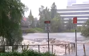 来不及乐！澳新州大雨刚灭24处山火 又引发洪水致交通瘫痪