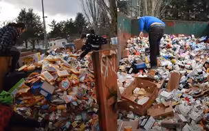 暴风雪下的美国：波特兰民众垃圾站内哄抢超市丢弃变质食物