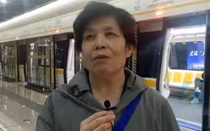 大姨现场分享济南地铁2号线首班车的乘坐体验