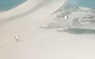疑英军F-35B坠毁现场画面曝光！在航母飞行甲板尽头掉入大海