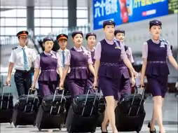 网友建议女性列车员裙装改裤装，12306回应