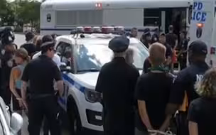 敢不听话？美国警方喊话10分钟就动手，上百人被抓，连串捆起押走！