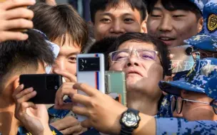 太原理工大学军训汇演 党委书记郑强被同学包围自拍
