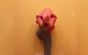 莫跟风！江苏一女子模仿“单脚脱卫衣”挑战不成扭伤腰和胯