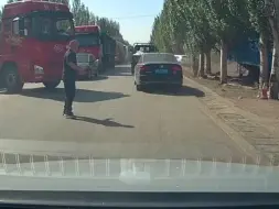 大哥双手合十请求司机让路随后不断的用手势表达感谢