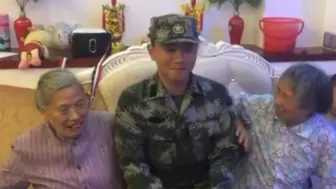 陈祥榕与家人最后相聚画面，穿上军装的他腼腆害羞却又难掩自豪