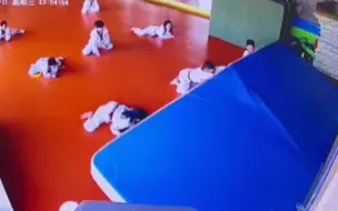 上海一跆拳道老师被突然倒下的软垫砸中 学生们随后的反应很暖心!