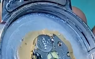 大吃一惊！师傅给顾客维修机械表，拆开后发现内有乾坤。“这属于手表界的油电混合”