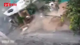 印度首都遭大雨袭击 一棚屋瞬间被冲走消失 民众尖叫不止