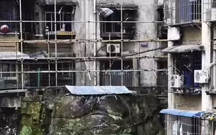 重庆一3层楼高无头石刻大佛藏身居民小区 楼体建在半截佛像上