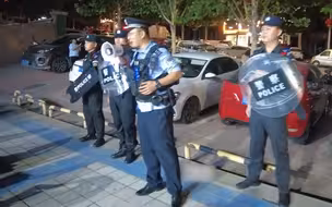 民警夜市巡逻霸气喊话“不要打架，尤其不要打女人” 顾客拍手叫好
