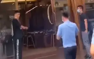 广东揭阳一珠宝店遭抢夺损失百万 警方神速破案，嫌犯被押指认现场