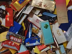 痴迷烟卡的孩子：在家催家长快点抽烟，外出四处掏垃圾