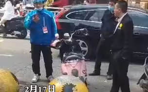 广东一外卖小哥与商圈管理人员发生冲突，外卖小哥直接被人撂倒在地，疑因其不按规定停车引起！