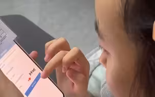 女生点开高考成绩不敢相信 用手捂住 再次确认后喜极而泣 网友：跟着看哭了！恭喜！
