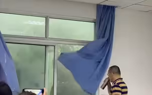 湖北一高校老师窗边淡定喝茶看狂风暴雨 网友：经历过大风大浪